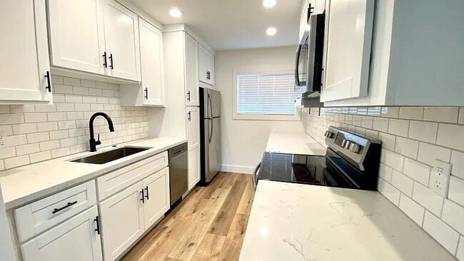 Building Photo - Small home with great room style.