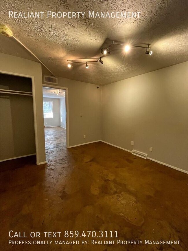 Building Photo - 468 N. Limestone-10