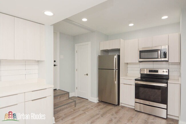 Building Photo - 7634 N Eastlake Ter