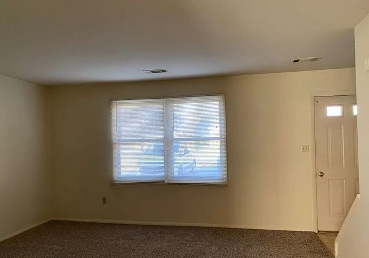 Building Photo - 4709 Maple Ave