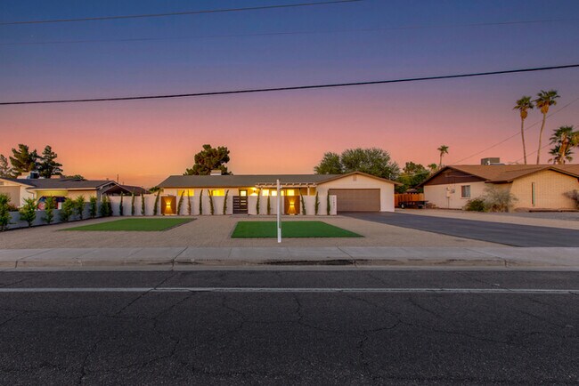 Building Photo - Beautiful 4 Bedroom, 3 Bath Home on an Oversized 18,000 Sq Ft Lot