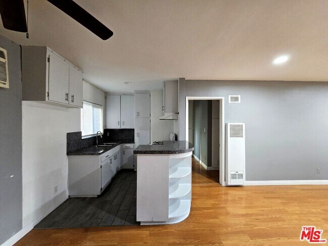 Foto del edificio - 7419 Woodley Ave