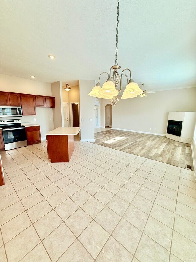 Foto del edificio - 3 Car Garage, South East Springfield - Cal...