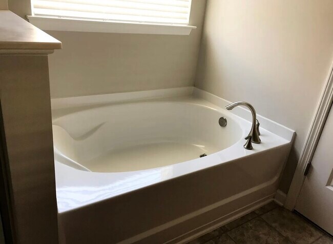 Foto del edificio - 2405 Bearded Iris Ln
