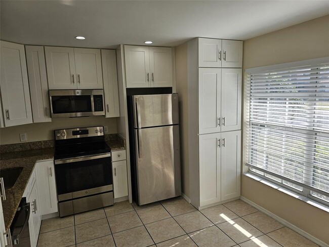 Foto del edificio - 14667 Laguna Beach Cir