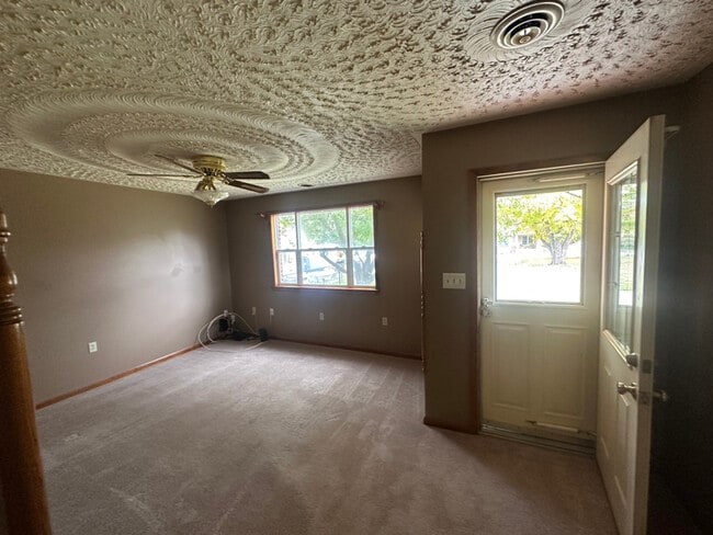 Foto del edificio - 7349 Waldman Ave