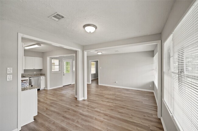 Building Photo - 5822 Glenhurst Dr