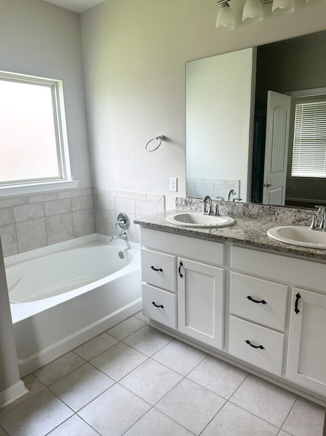Foto del edificio - 4 Bed 2 Full baths