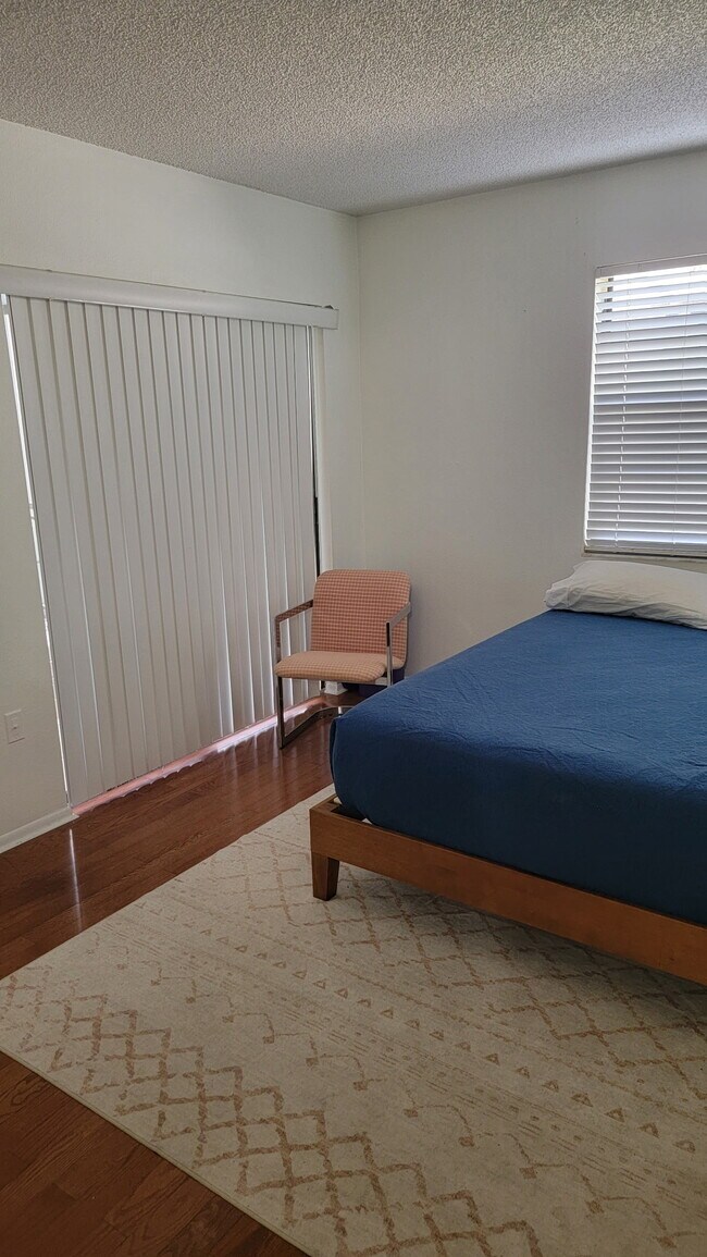 Dormitorio principal con acceso a la terraza - 5647 Summer Side Ln