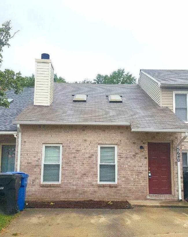 Building Photo - AWESOME 3 BED/2 BATH TOWNHOME W/OPEN FLOOR...