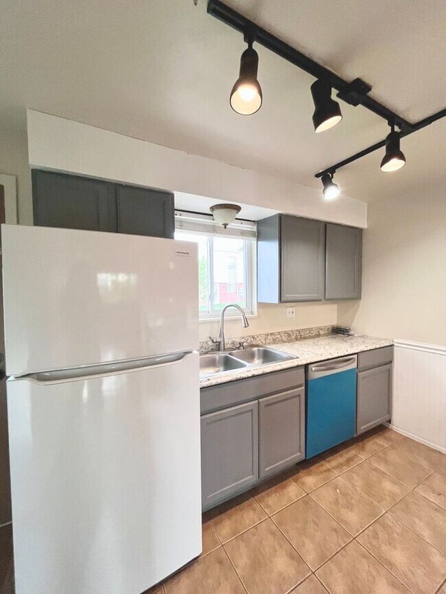 Foto del edificio - Townhome in Central Windsor!