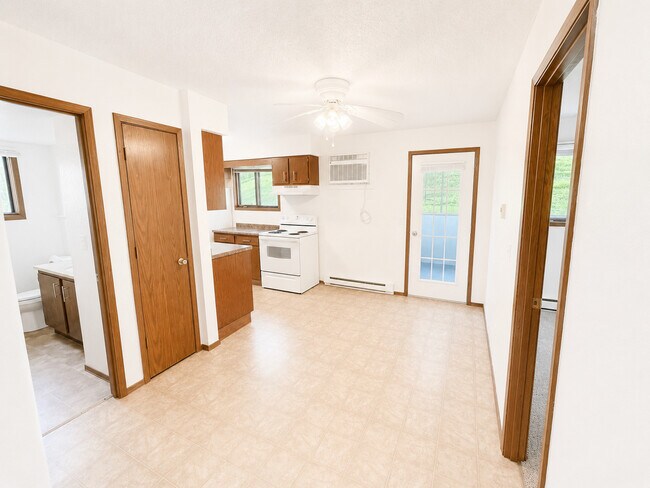 Vista de la cocina y el baño - Wildwood Apartments