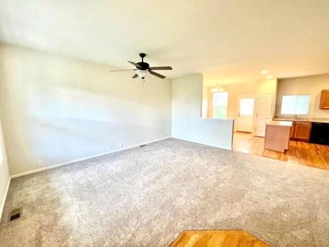 Building Photo - Centrally Located Townhouse Available!