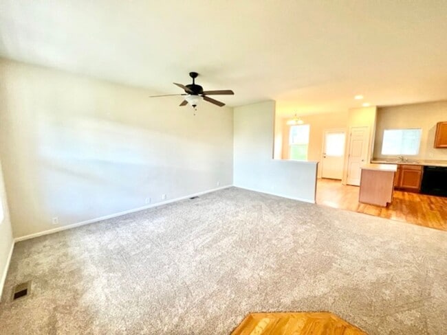 Foto del edificio - Centrally Located Townhouse Available!
