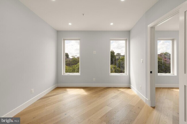 Foto del edificio - 3215 Mt Pleasant St NW