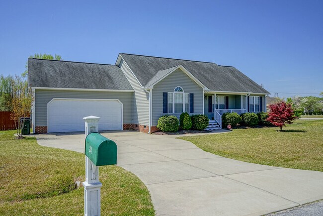 Building Photo - Ranch Home | Back Deck | Fenced In Backyar...