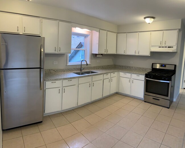Building Photo - 4022 N Avers Ave