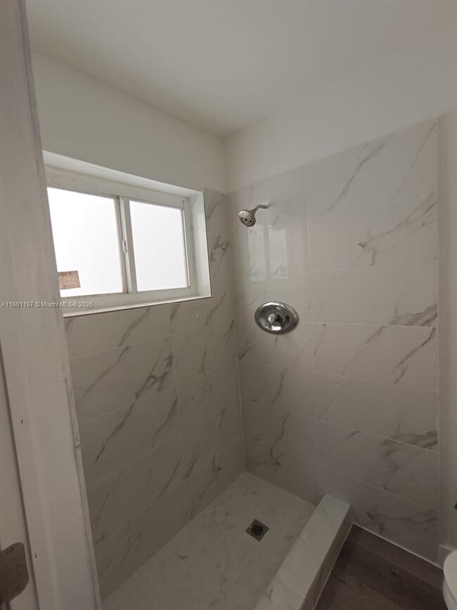 Foto del edificio - 1857 SW 4th St