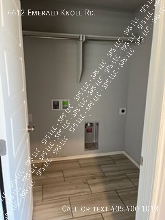 Foto del edificio - 4612 Emerald Knoll Rd