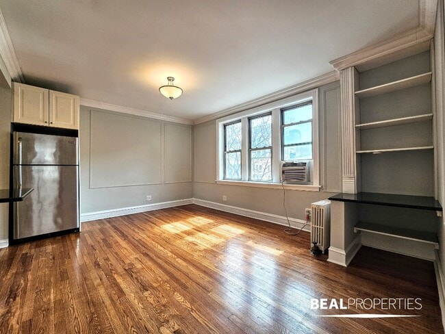 Building Photo - 548 W Surf St