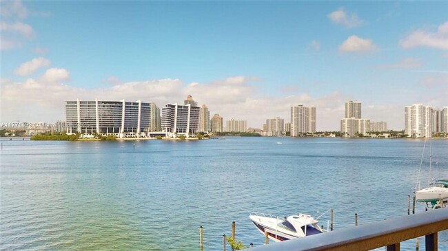 Foto del edificio - 17878 N Bay Rd
