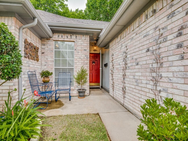 Building Photo - 1125 Briar Oaks Dr