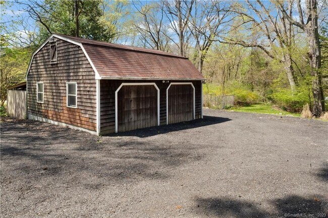 Foto del edificio - 588 Webbs Hill Rd