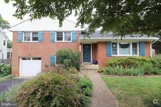 Building Photo - 1421 Mayflower Dr