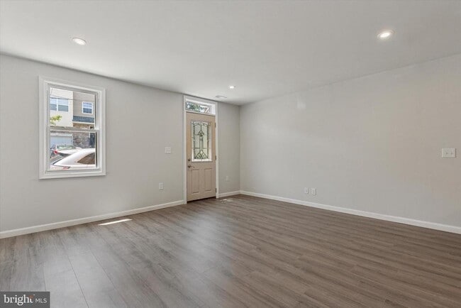 Building Photo - 439 Old Elm St