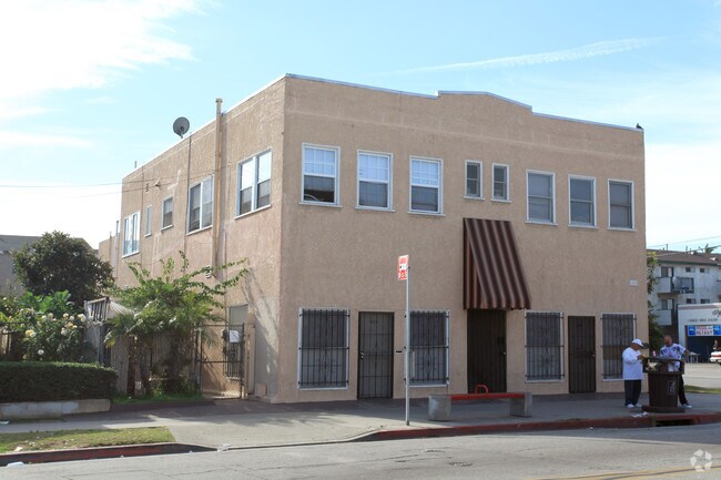 Building Photo - 1000 E 10th St