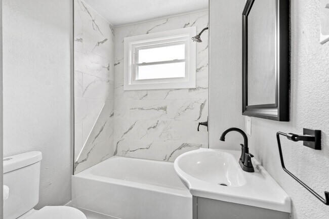 Foto del edificio - BEAUTIFUL 3 BEDROOM BOMBSHELL HOME IN BEEC...