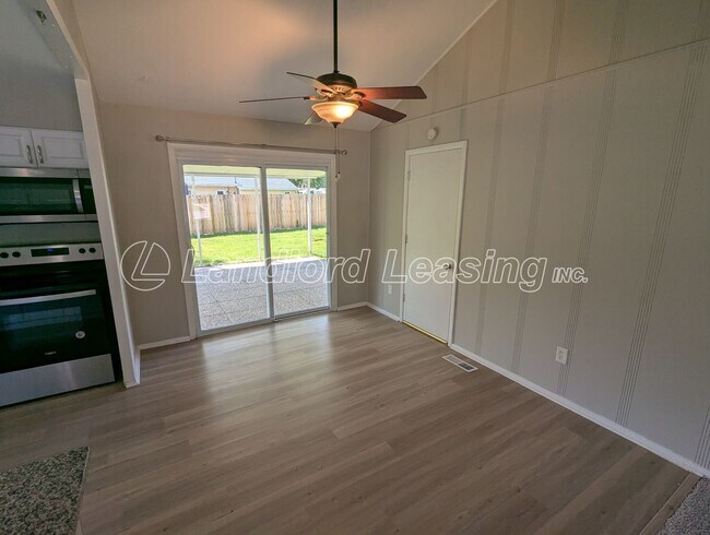 Foto del edificio - Charming 3-Bedroom Ranch with Updates in A...