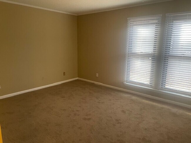 Building Photo - Perfectly located condo in Winston-Salem