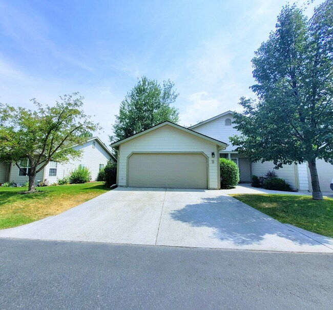 Quiet, well-appointed condo with plenty of garage/driveway space. - 4050 W Babcock St