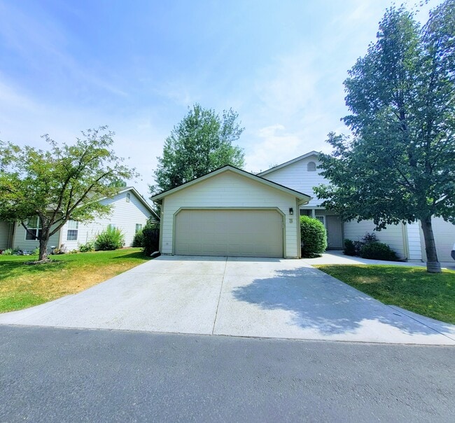 Quiet, well-appointed condo with plenty of garage/driveway space. - 4050 W Babcock St