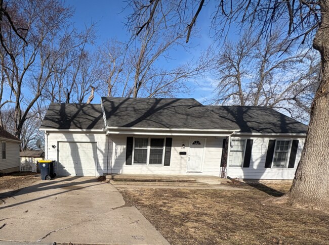 Building Photo - 9900 Lawndale Ave