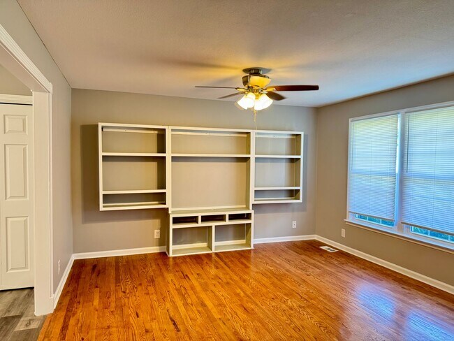 Foto del edificio - Convenient location! Cute 4 Bed 2 Bath home with detached 2 Bay Garage!