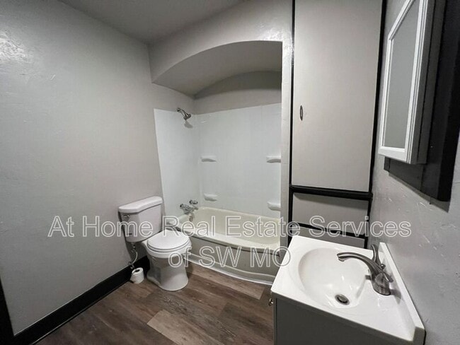 Building Photo - 948 S Nettleton Ave
