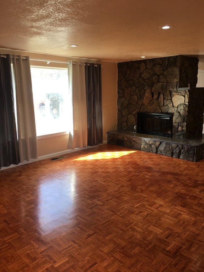 Building Photo - 3 bedroom 2 bathroom house - Stewart Lennox