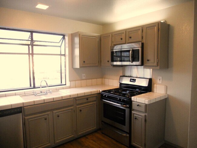 Kitchen gas stove microwave - 37200 Meadowbrook Cmn
