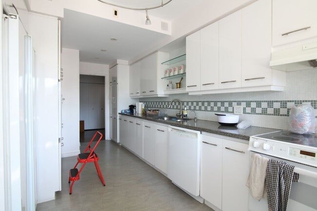 Building Photo - 3495 Rue de la Montagne