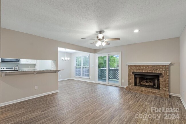 Foto del edificio - 5867 Harris Grove Lane Unit 5867