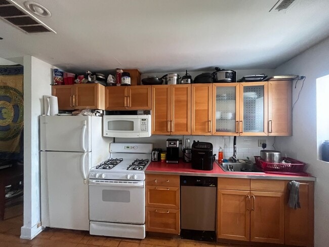 Building Photo - Bright and spacious three bedroom unit in ...
