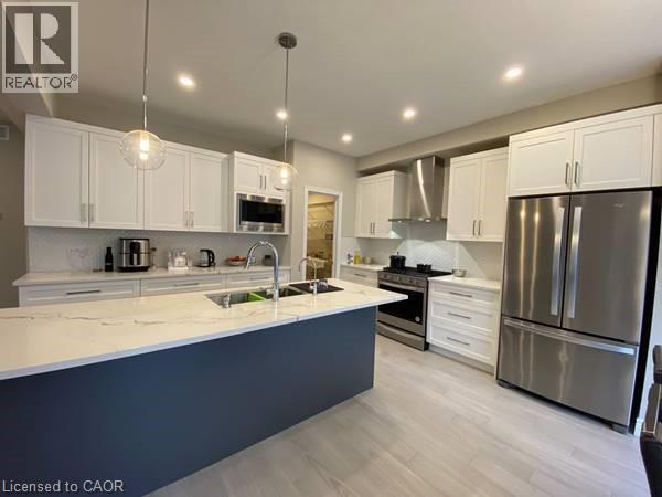 Building Photo - 62 Queensgate Cres