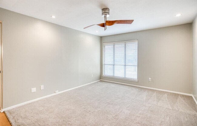 Foto del edificio - 10536 Stone Canyon Rd