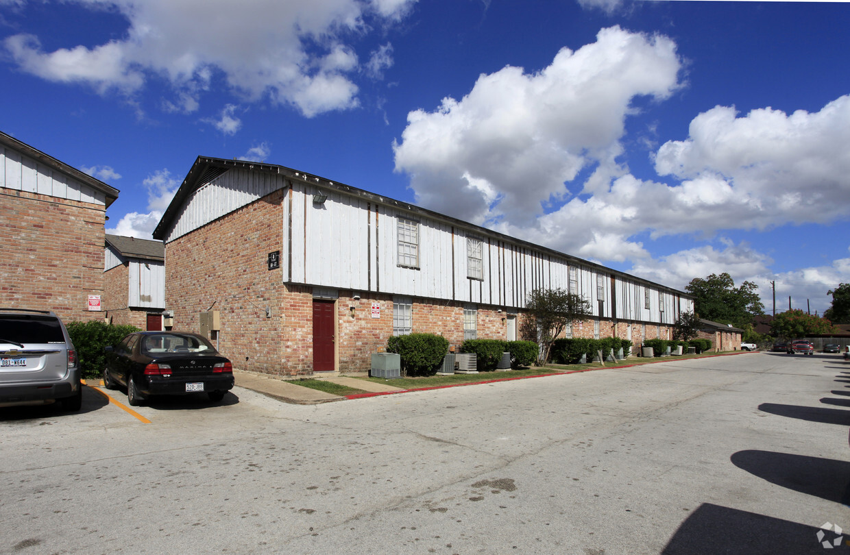 Primary Photo - Quail Meadows Apartments