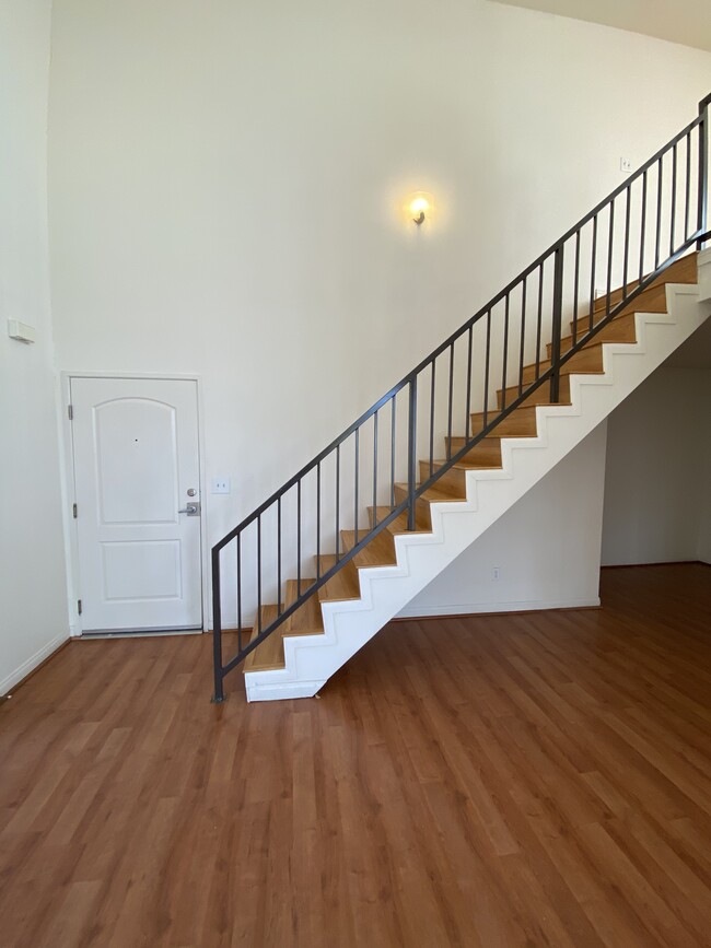 Building Photo - 811 N Hayworth Ave