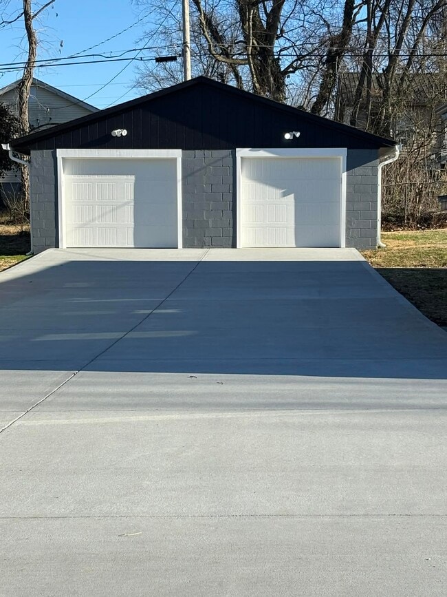 shared garage - 172 E Bell St