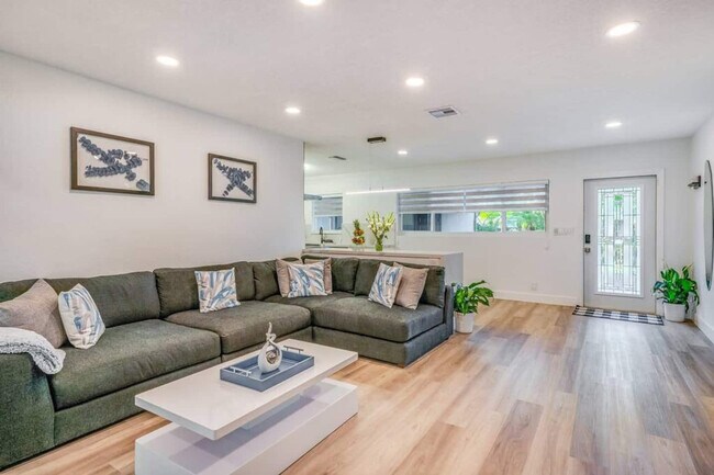 Building Photo - 834 SW 14th Ct