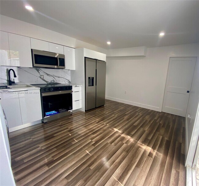 Foto del edificio - 2450 NW 68th St